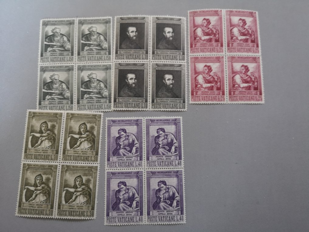 World  - Huge lot of thematic stamps, all in blocks of 4, many complete series, over 400 quartines. - jvert sassone unifcato michel #4.3