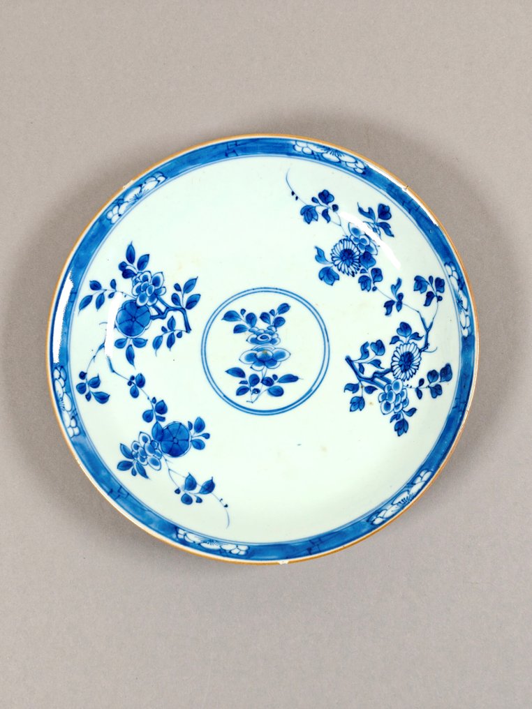 盘子 (2) - Schaal of schotel met een florale versiering - 瓷 #1.0