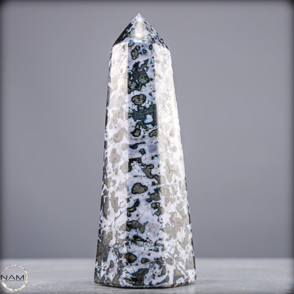 自然的 Merlinit 方尖碑 – 稀有的、具有神秘气息的宝石结构，具有鲜明的图案。- 1105.47 g #4.3