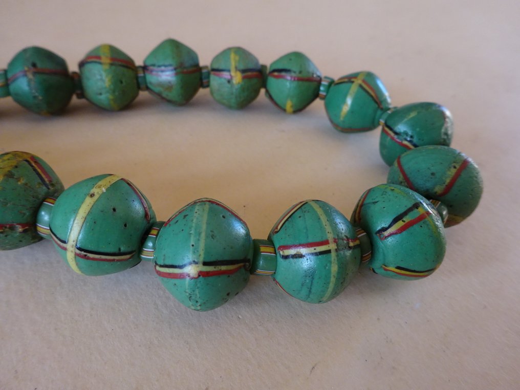 Collier de 23 anciennes perles vertes King Beads en Murano, datant d'environ 1890, Ghana #1.0