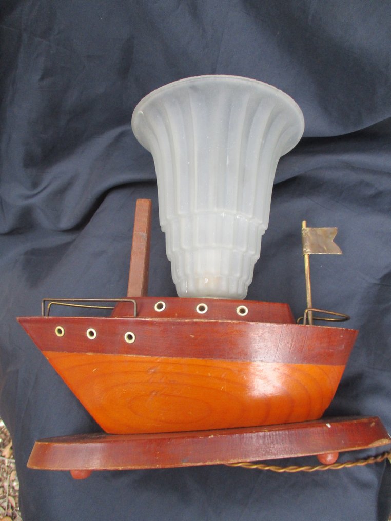 Lamp - Art Deco. Bateau shape, wood, tulip cone circa 1940. #1.0