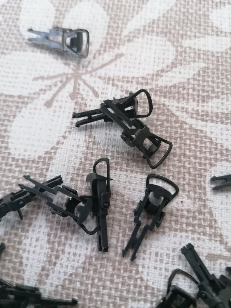 Jouef, Roco, Piko, Brawa H0 - Osprzęt do modelów kolejowych (50) - Zestaw zawiasów/klapek z czarnego plastiku do modeli redukcyjnych #1.0