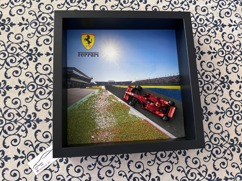 Artwork - Ferrari - Ferrari formula 1 f2007 Kimi Raikkonen 1/43 - Leonard C. D. - unico numerato diorama - 2025 #1.0