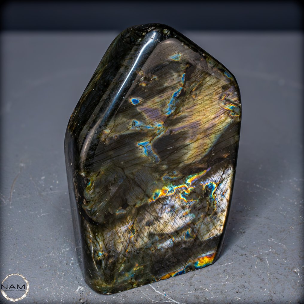 Fascinating Labradorite freeform from Madagascar. A game of light and magic- 1064.18 g #4.3