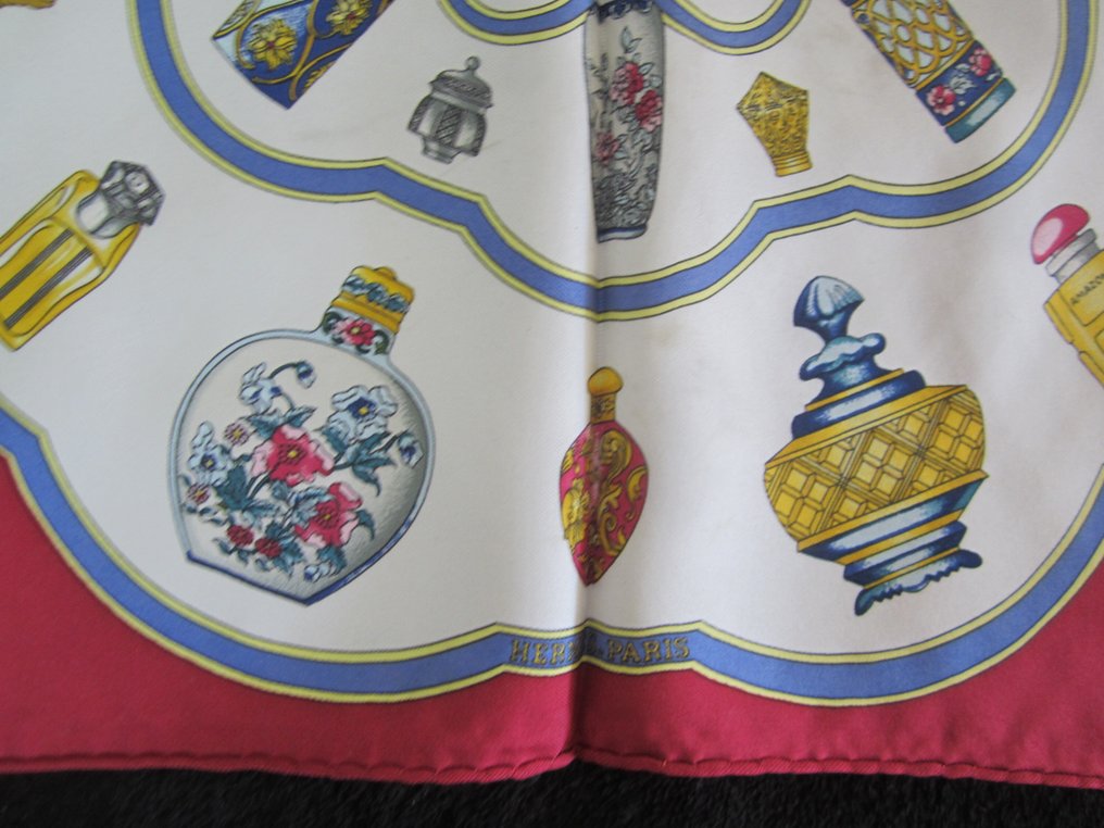 Hermès - QU IMPORTE LE FLACON   GAVROCHE DE 43x2 cms EN SOIE - Foulard #4.3