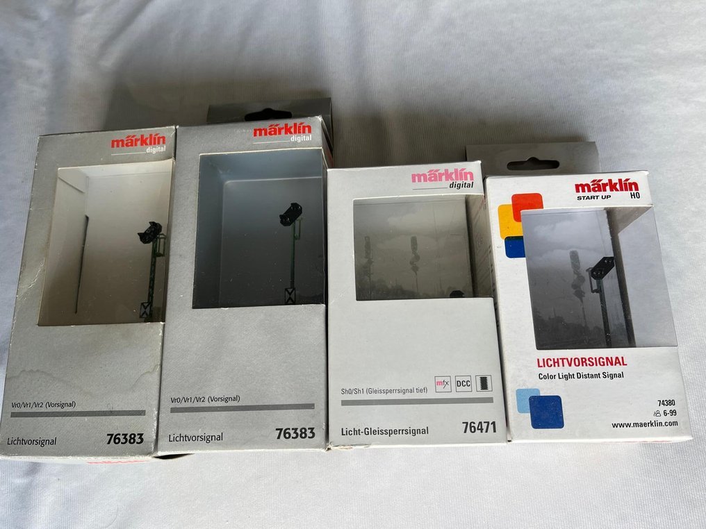 M e4rklin en MFX H0 - 76383,  MFX 76471, 74308 - Digital kontrollenhet (4) - Fire originale Märklin-signalbokser, to med artikkelnummer 76383, én 76471 MFX, én 74308. I eske. #1.0