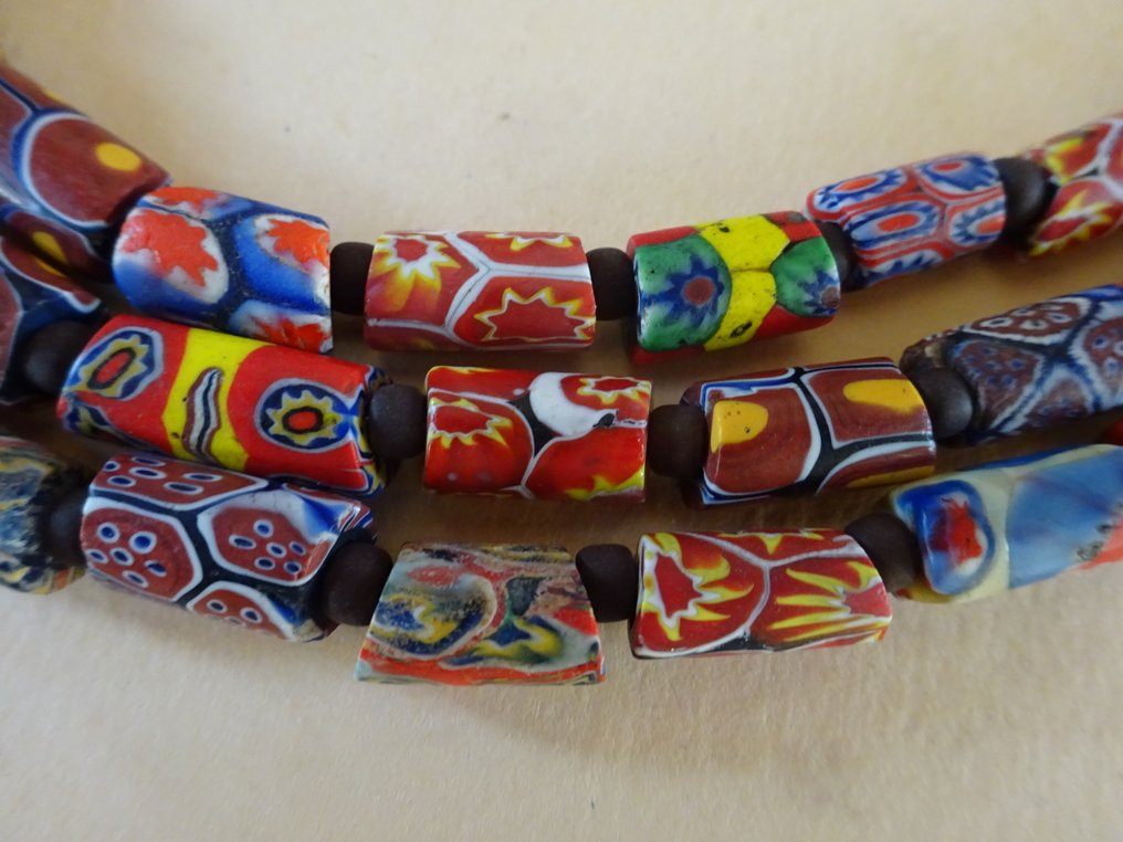Collier à trois rangs, composé de 77 petites perles Millefiori de Murano, circa 1920, Ghana. #1.0
