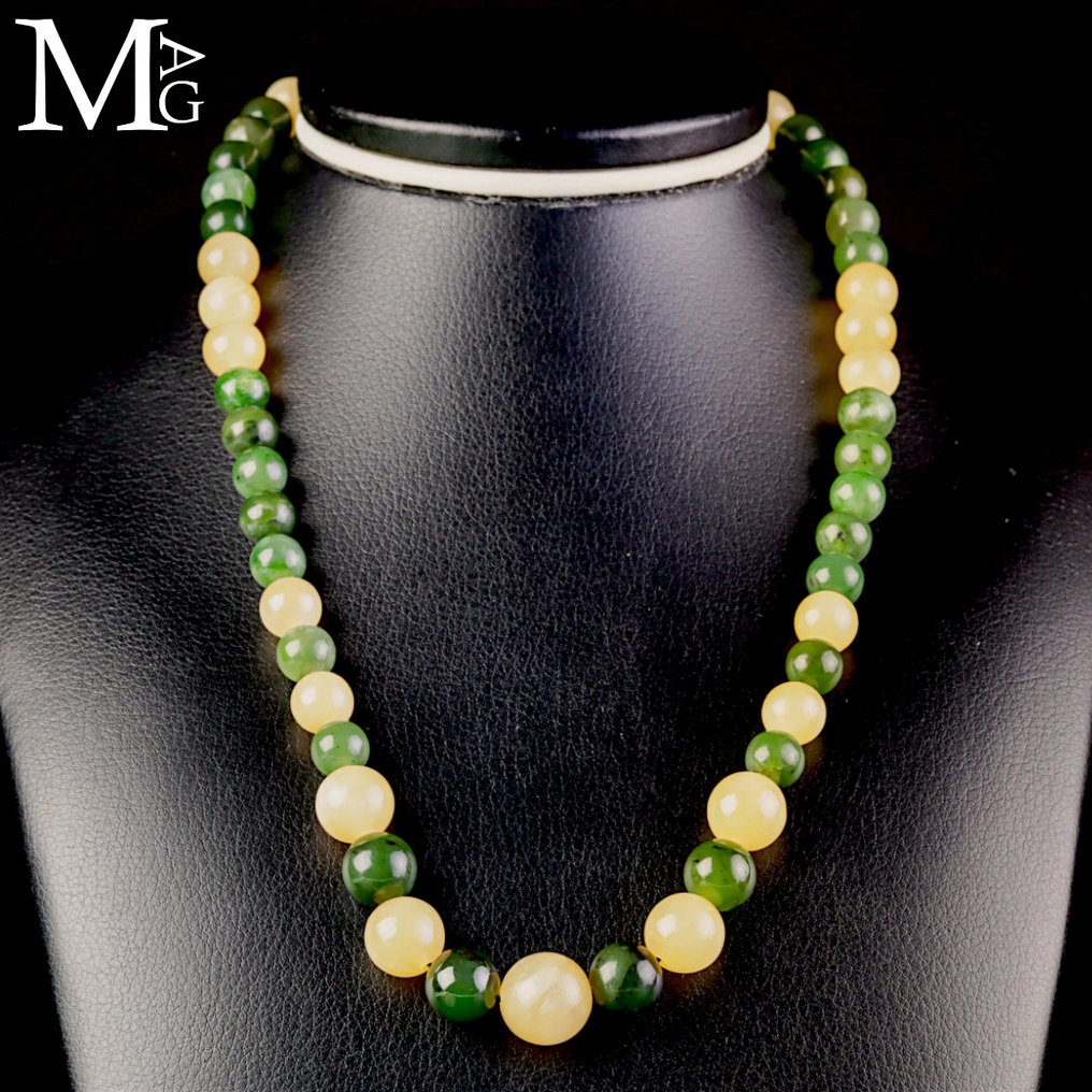 Nephrite Jade og Calcite – Perler av jordisk lys. - Høyde: 430 mm - Bredde: 12 mm- 53 g #1.0