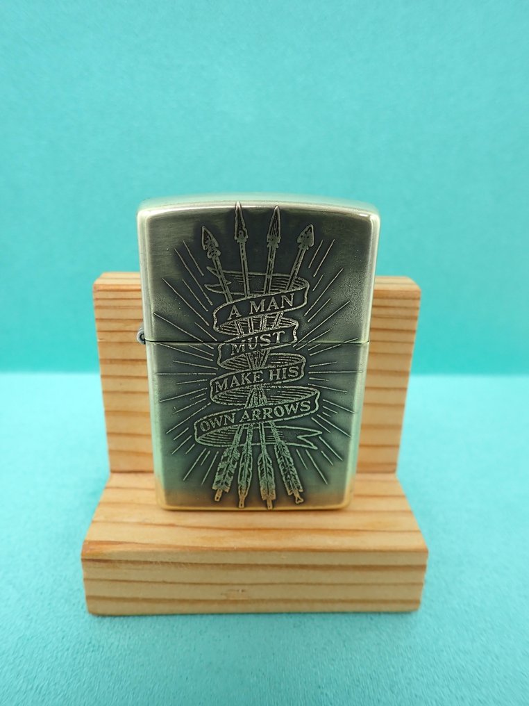 Zippo - Zippo Custom - “A Man Must Make His Own Arrows” - Ohne mindestpreis - Feuerzeug - Messing #2.1