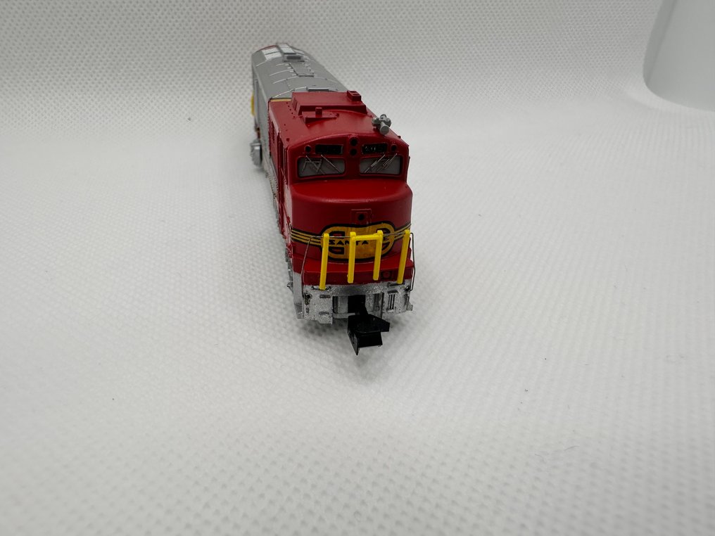 Minitrix N - 00 2012 00 - Πετρελαιοκίνητη-ηλεκτροκίνητη μηχανή τρένου (1) - GE U-28/U-30 Λεωφορείο #405 - Santa Fe #4.3