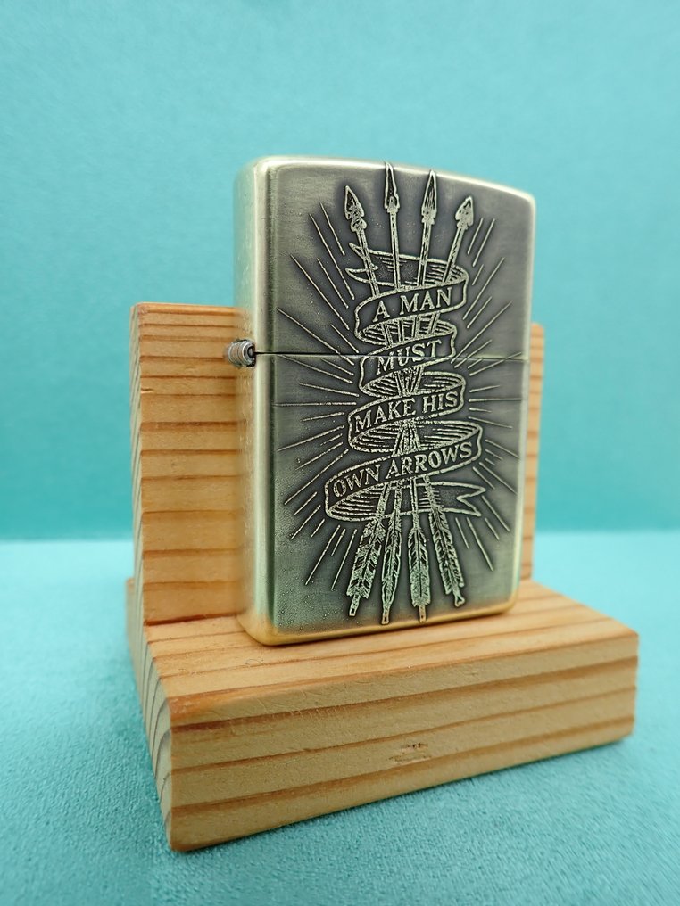 Zippo - Zippo Custom - “A Man Must Make His Own Arrows” - Ohne mindestpreis - Feuerzeug - Messing #1.0