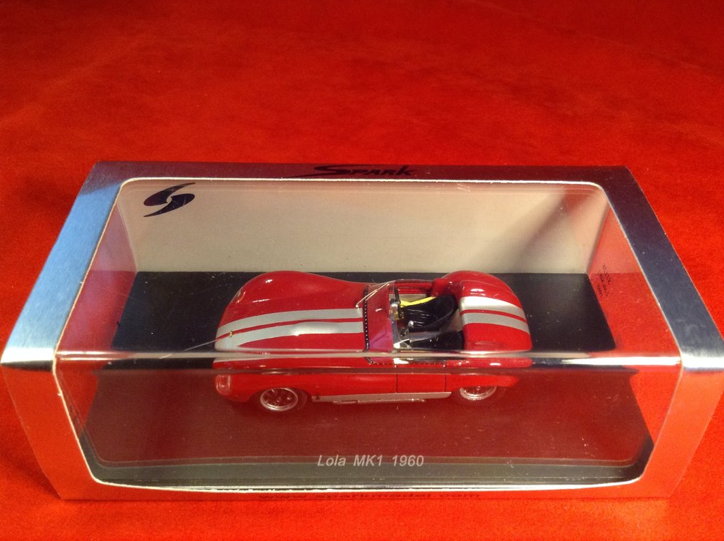Spark 1:43 - Modellino di auto da corsa - ref. #S1128 Lola MK1 Sport Barchetta Competition Presentation 1960 - red two silver stripes - excellent quality - limited edition - hard to find today #1.0