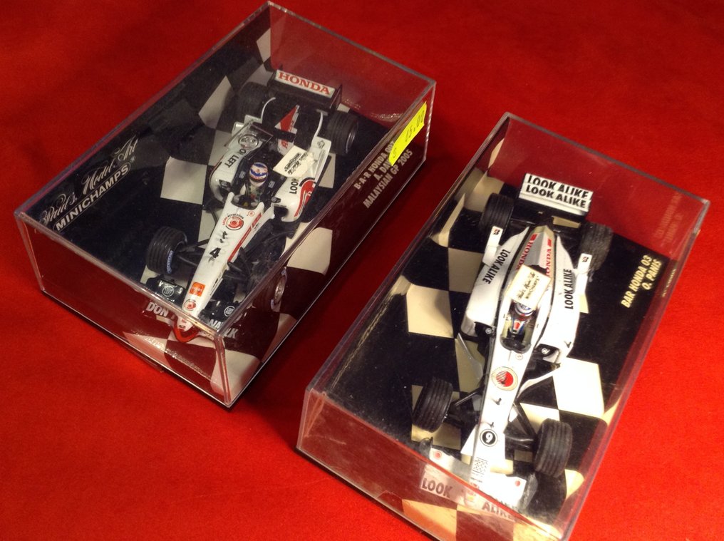 Minichamps 1:43 - Modelracerbil (2) - ref. #010009 BAR Honda 03 "Look Alike" F.1 2001 #9 Olivier Panis - ref. #050104 BAR Honda 007 "Se til højre" f.1 2005 #4 Anthony Davidson #1.0