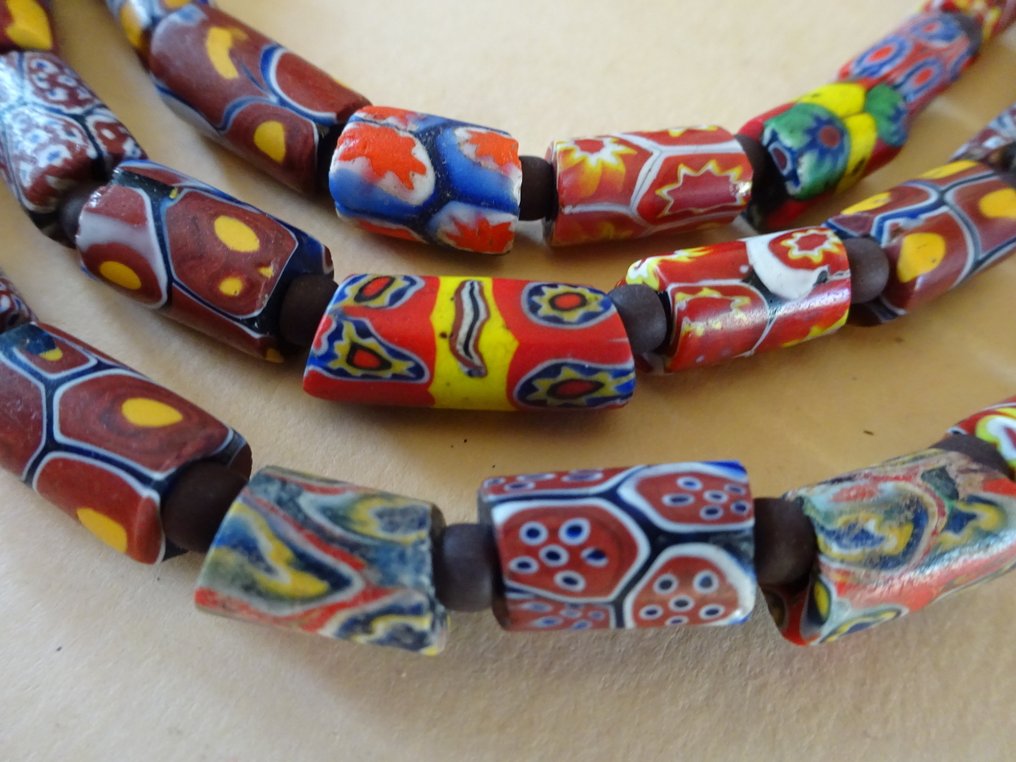 Collier à trois rangs, composé de 77 petites perles Millefiori de Murano, circa 1920, Ghana. #4.3