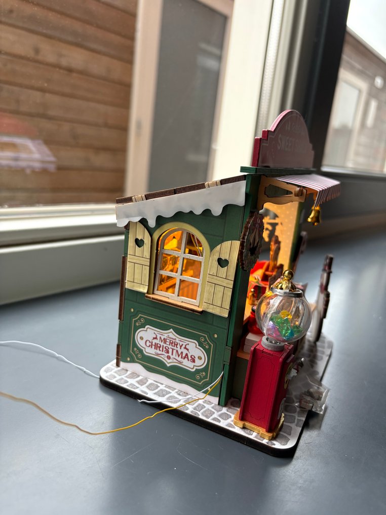 微型雕像 - Compleet opgebouwt miniatuur huisje kerst met lampje - 木, 塑料, 金属, 纸 #3.2