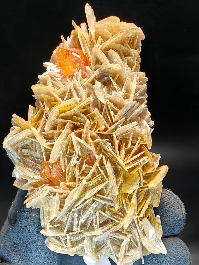 Scheelite 矩陣晶體 - 高度: 9 cm - 闊度: 5 cm- 163 g #2.1