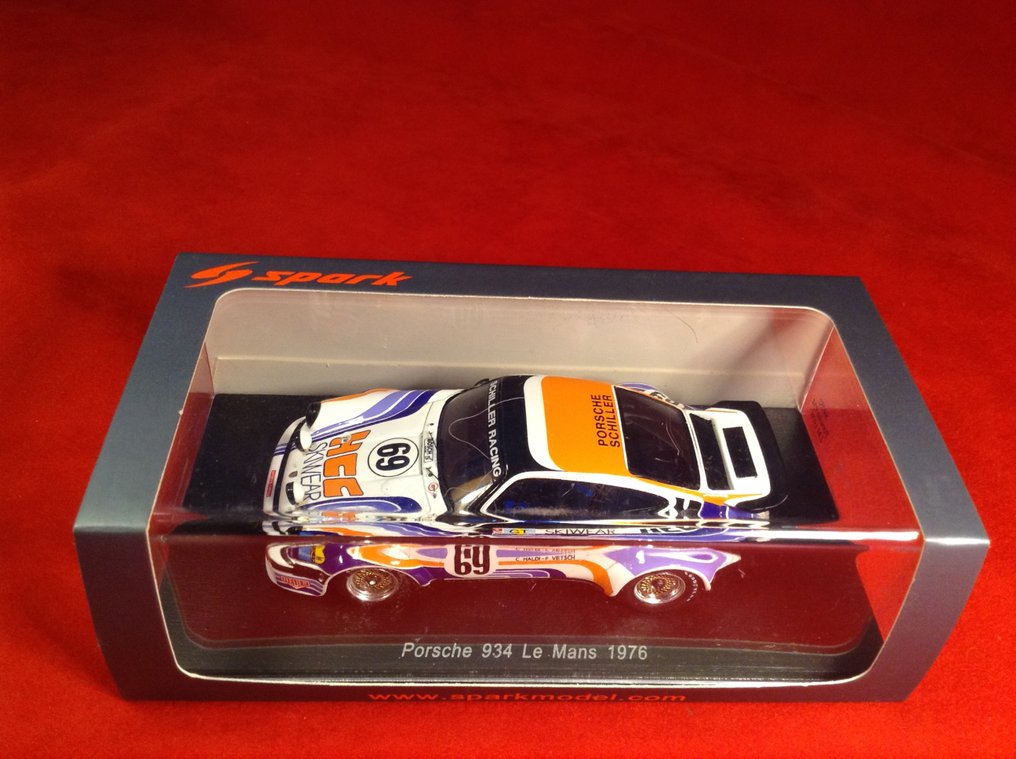 Spark 1:43 - Modell racerbil - ref. #S4752 Porsche 934 GT Schiller Racing CH "HCC Skiwear" Le Mans 1976 #69 Haldi/Vetsch - utmerket kvalitet - begrenset utgave - svært vanskelig å finne i dag #1.0