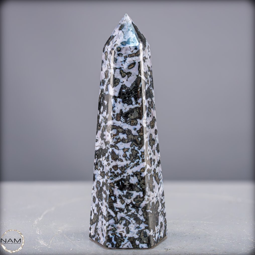 自然的 Merlinit 方尖碑 – 稀有的、具有神秘气息的宝石结构，具有鲜明的图案。- 1105.47 g #1.0