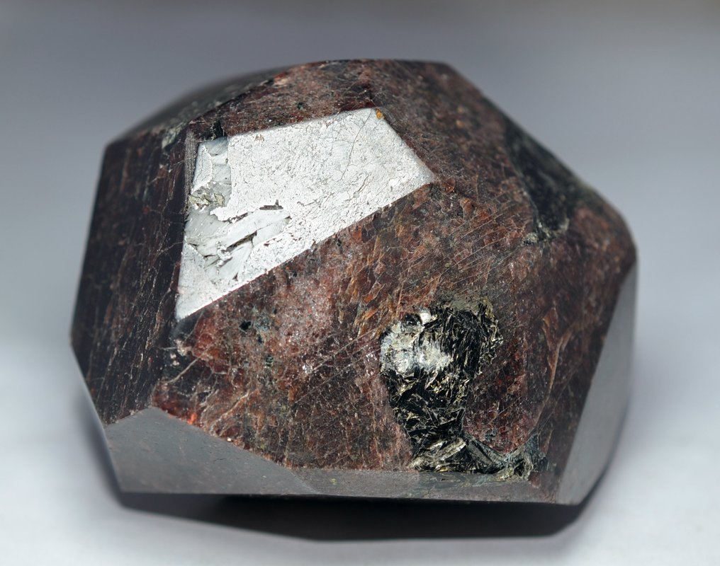 Αλμανδίνης Στιλβωμένος - Ύψος: 78 mm - Πλάτος: 64 mm- 661 g - (1) #1.0