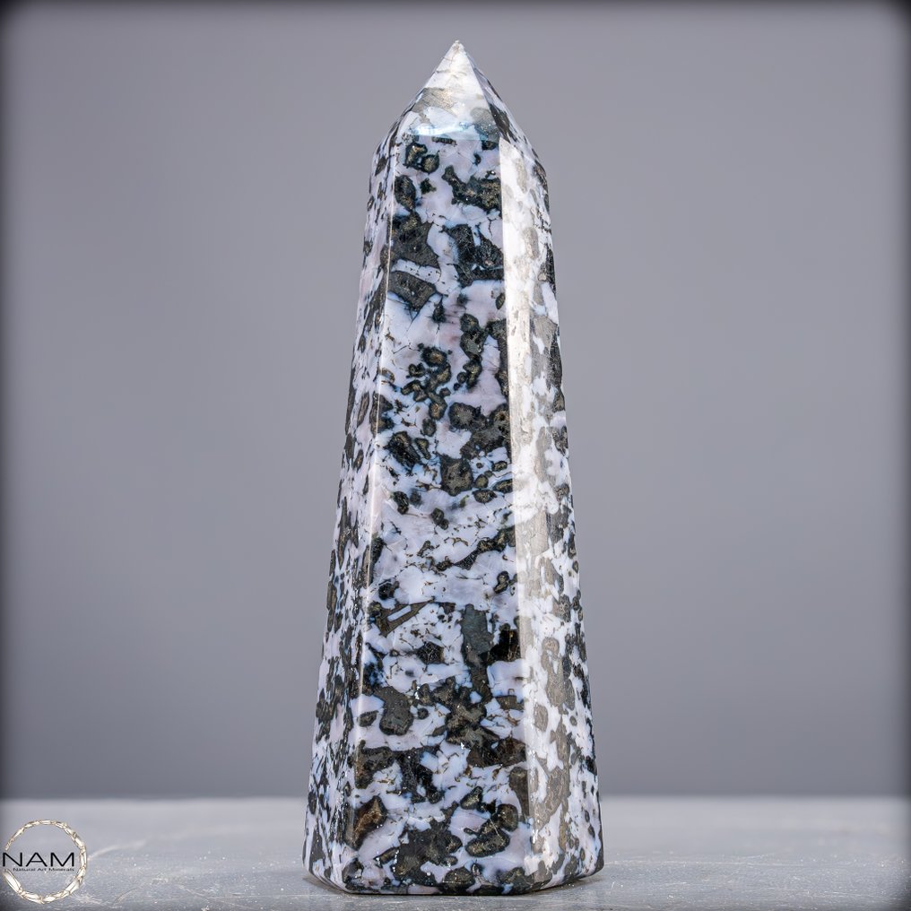 自然的 Merlinit 方尖碑 – 稀有的、具有神秘气息的宝石结构，具有鲜明的图案。- 1105.47 g #3.2
