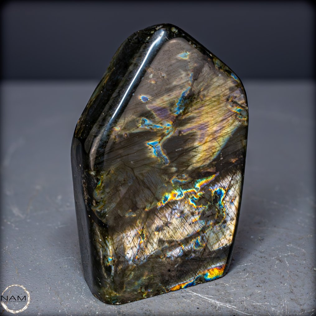 Fascinating Labradorite freeform from Madagascar. A game of light and magic- 1064.18 g #1.0