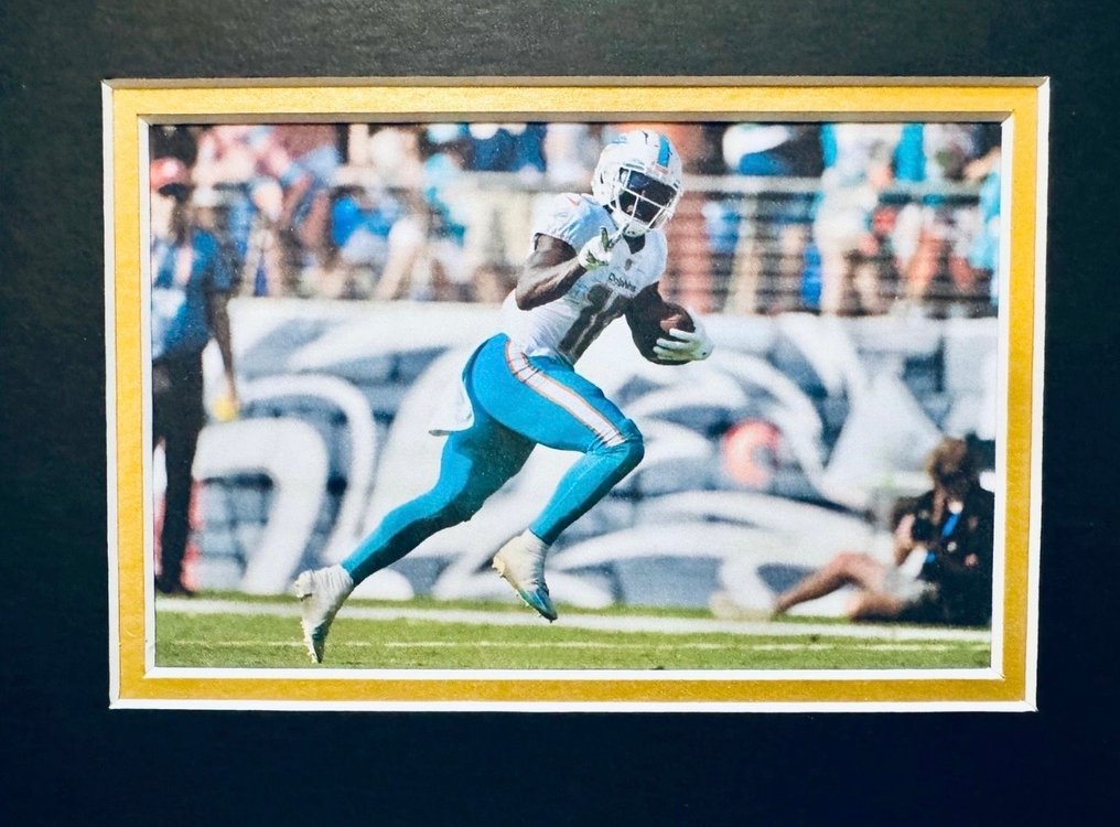Miami Dolphins - NFL - Tyreek Hill - 2022 - Signed custom jersey / luxury frame / Beckett  #3.2