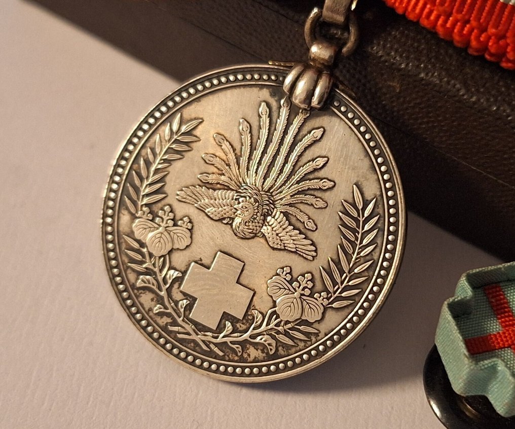 Ιαπωνία - Μετάλλιο - Japanese Imperial Red Cross sterling Silver Medals 1941  with original silk ribbons and large box #4.3