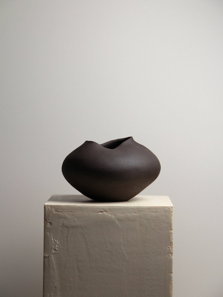 LEA STUDIOS - Valentina Cojocaru - Sculpture, Ebony - 18 cm - Grès #1.0
