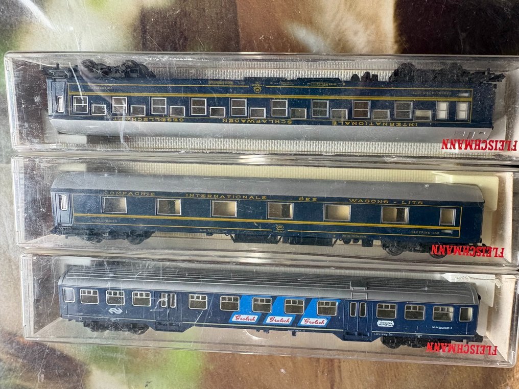 Fleischmann N - Modellino di treno (3) - Tre auto passeggeri Fleischmann in scatole trasparenti; due riferimenti 8114 e uno 8156. #1.0