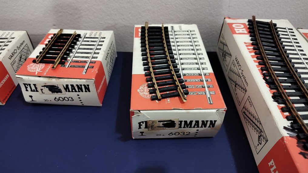 Fleischmann H0 - Γραμμές τρένου μοντελισμού (92) - Διαφορετικά Fleischmann H0 baanrails σε αυθεντικά κουτιά· χειρόγραφη λίστα με εμφανείς αριθμούς. #4.3
