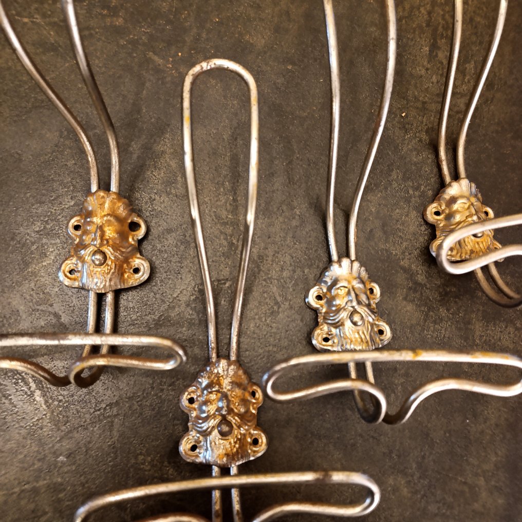 stile gotico revival, l'effige di Eolo - Sarja takkikoukkuja (4) - Messinki #4.3