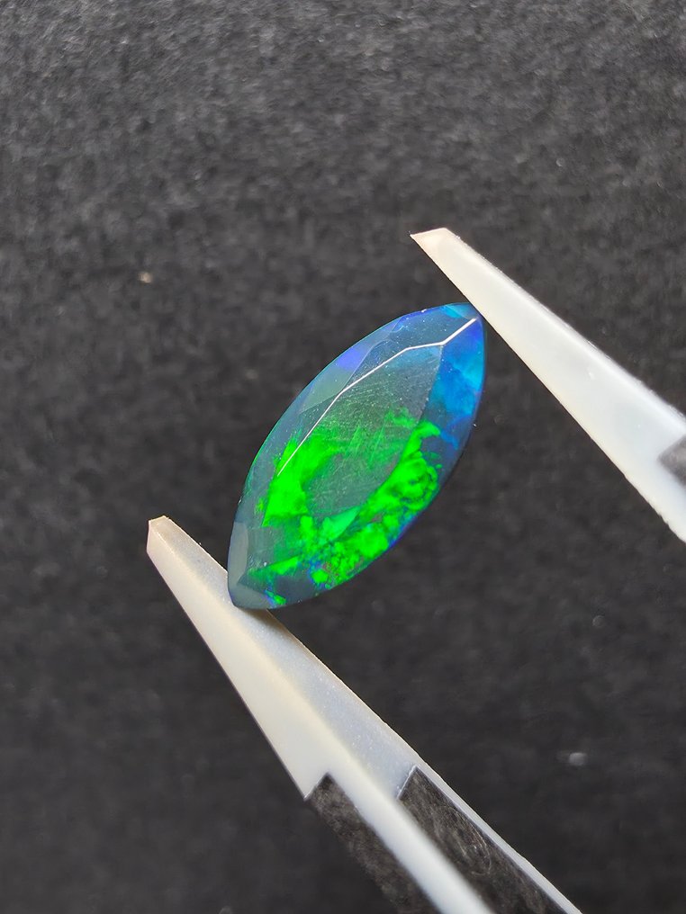 1,58 ct sort opal Facetteret - Højde: 14.5 mm - Bredde: 6.4 mm- 0.32 g #3.2
