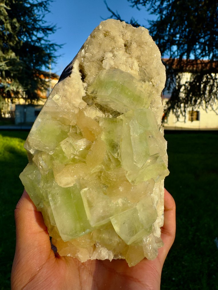 Όμορφη πράσινη Apophyllite με Stilbite πάνω σε Chalcedony. Κρίσταλ στη μήτρα - Ύψος: 14 cm - Πλάτος: 8 cm- 852 g - (1) #1.0