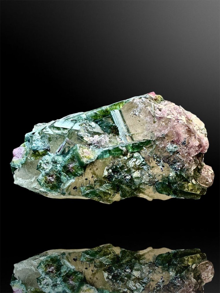 Green tormaline with pink hood. Mineral Collection - Height: 10 cm - Width: 6.5 cm- 215 g - (1) #1.0