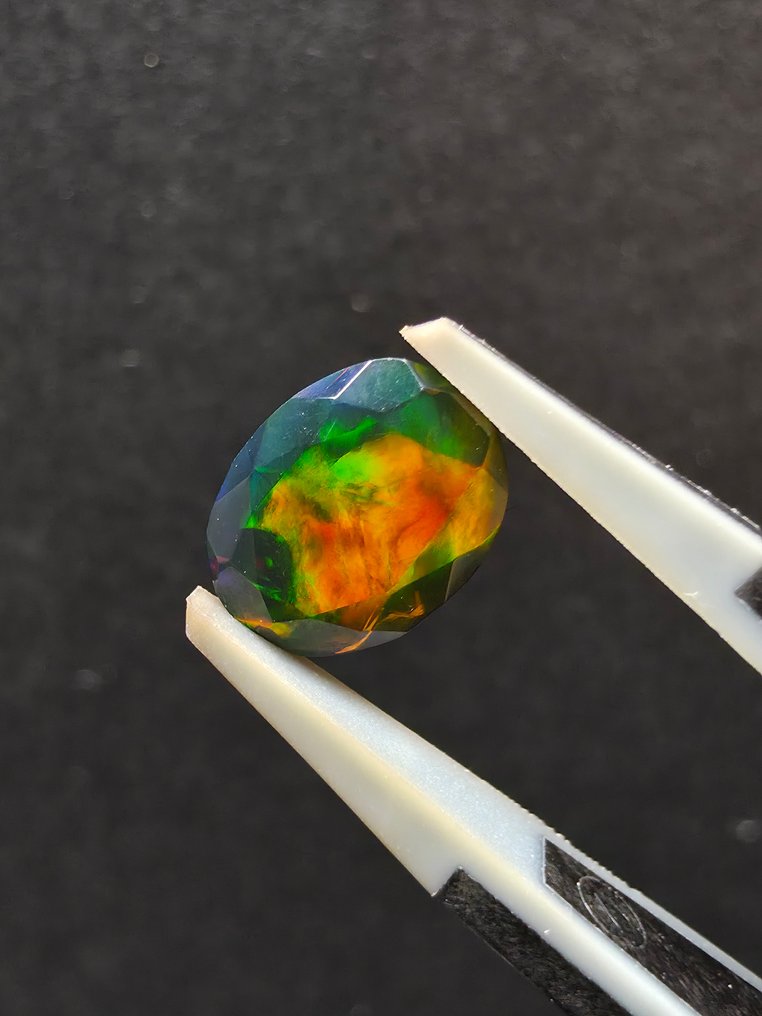 1,5 ct Opale noire Facetté - Hauteur : 10.7 mm - Largeur : 7.3 mm- 0.3 g #1.0