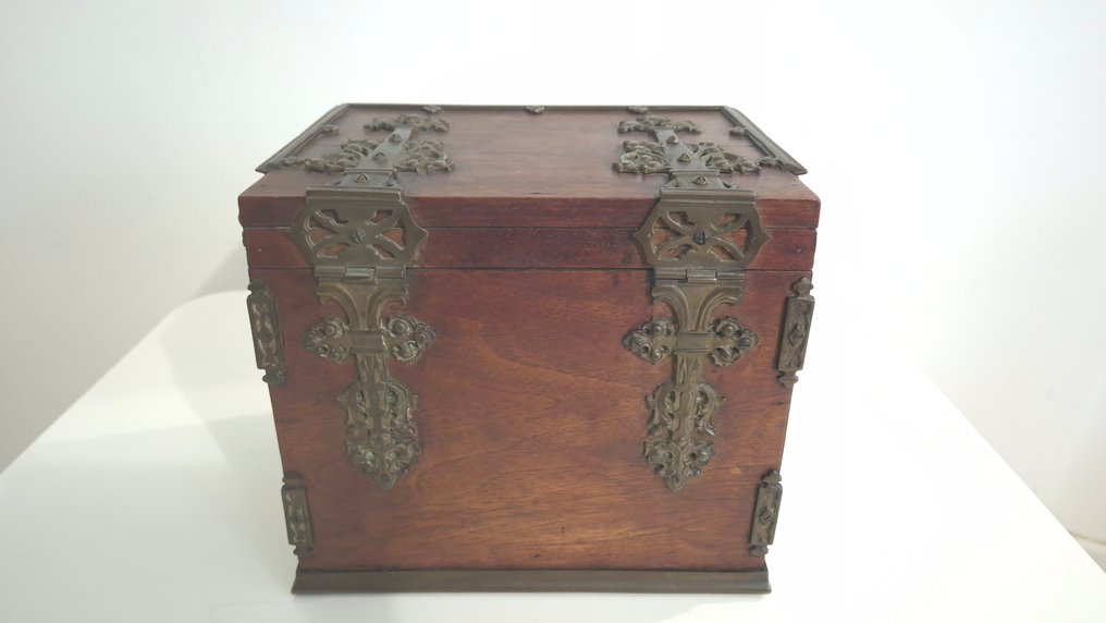 Walter Thornill & co - Cigar box - Late Victorian brass-mounted walnut cigar humidor - Walnut #4.3