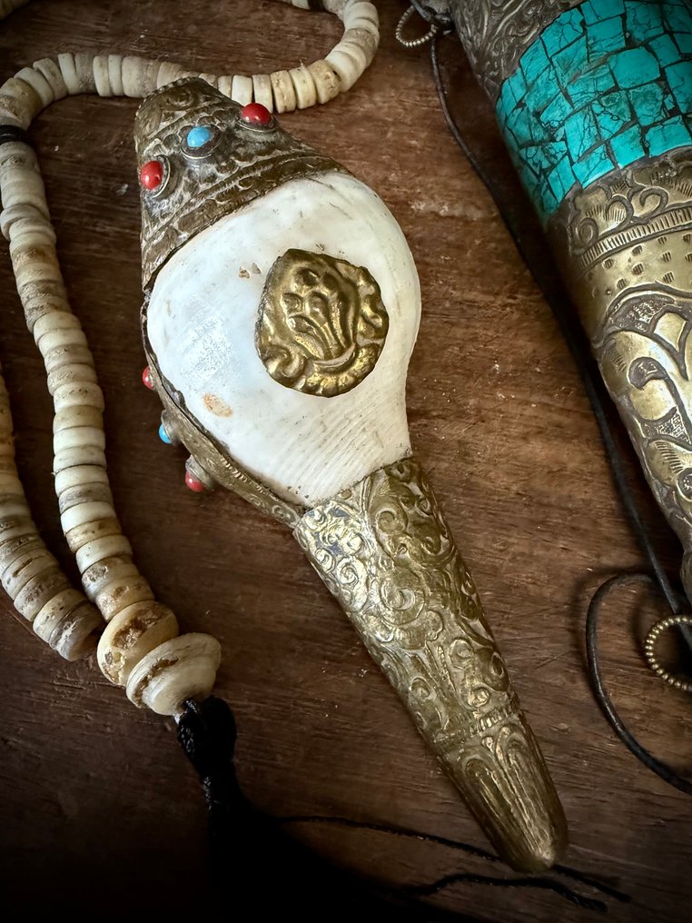 Buddhistic objects (4) - Bone, Rock crystal, Shell, Bronze, Silverplated, Brass, Howlite, Glass - 1990-2000, 1980-1990 - Buddhist ceremonial #4.3