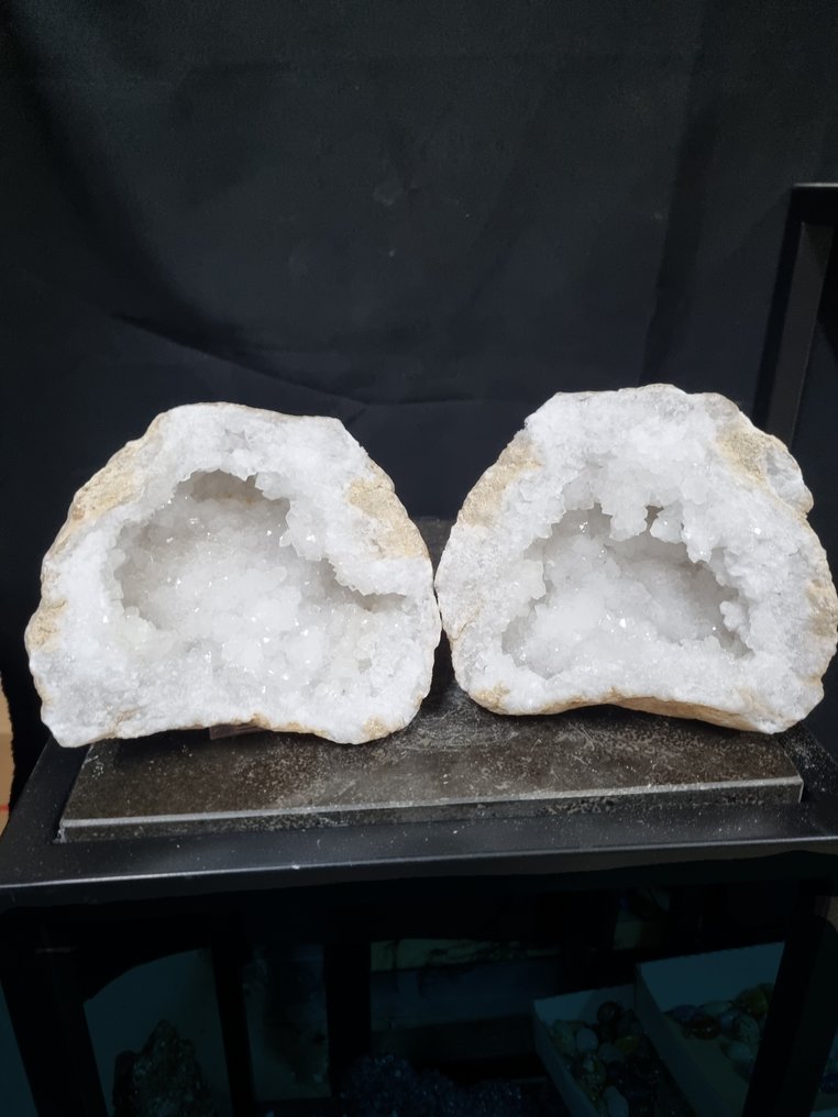 Quartz HQ Large rock crystal Geode - Height: 160 mm - Width: 150 mm- 2180 g #1.0