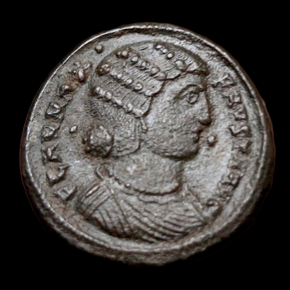 Ρωμαϊκή Αυτοκρατορία. Fausta (Augusta, AD 324-326). Follis SALVS REI-PVBLICAE, Salus standing holding two infants  (χωρίς τιμή ασφαλείας) #1.0