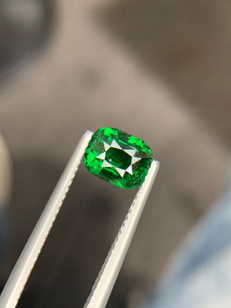 χωρίς τιμή ασφαλείας - 1 pcs  Πράσινο Τσαβορίτης  - 2.08 ct - Διεθνής Ένωση Έγχρωμων Πολύτιμων Λίθων (ICA GemLab) #3.2