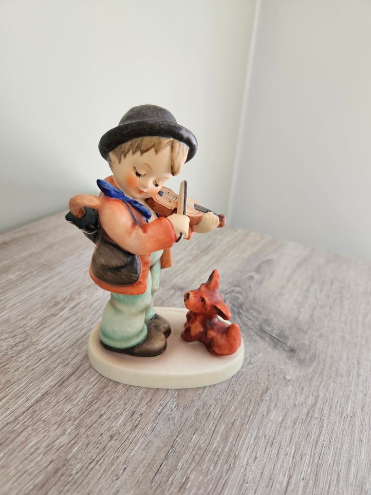 Goebel - Figurka - Hummel Nr. 1 : Geigerlein mit Hund / Puppy Love / Puppyliefde Geigerlein met hond - TMK6 - Porcelana #1.0