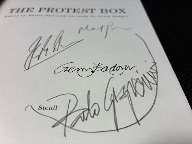SIGNED (4x); Martin Parr, Gerry Badger, Paolo Gasparini, Dirk Alvermann - The Protest Box (UNIQUE COPY, 4 (!) ORIGINAL SIGNATURES, 488/1000, COMPLETE WITH BOX - 2011 #4.3