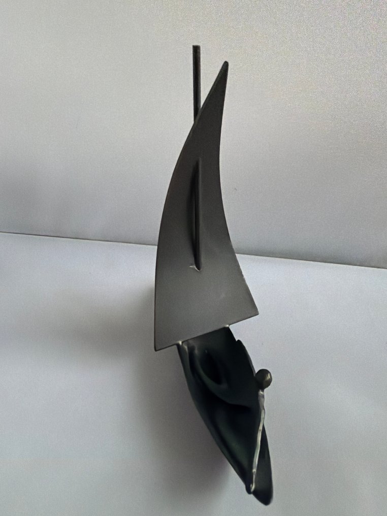 Corry Ammerlaan - 玩具人偶 - Zeilboot met figuur - Verbronsd #1.0