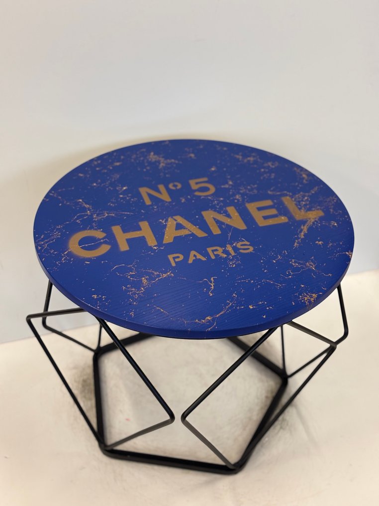 Rob VanMore - Tea-Time on Chanel Table - ø50cm #2.1