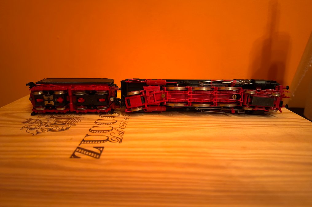 Fleischmann H0 - Electric locomotive (1) - Inspect the images to identify brands, numbers, and details. Detect scale. - Deutsche Bundesbahn #4.3