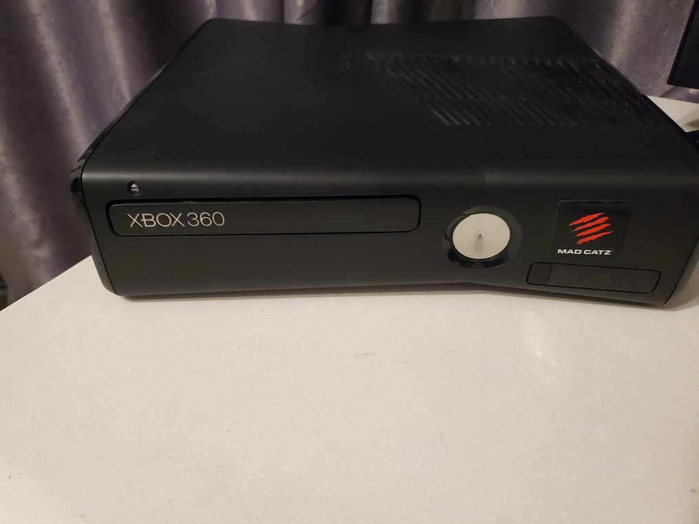 Microsoft - Xbox 360 - Xbox 360 S (console with Kinect and power brick) - Gra wideo #1.0