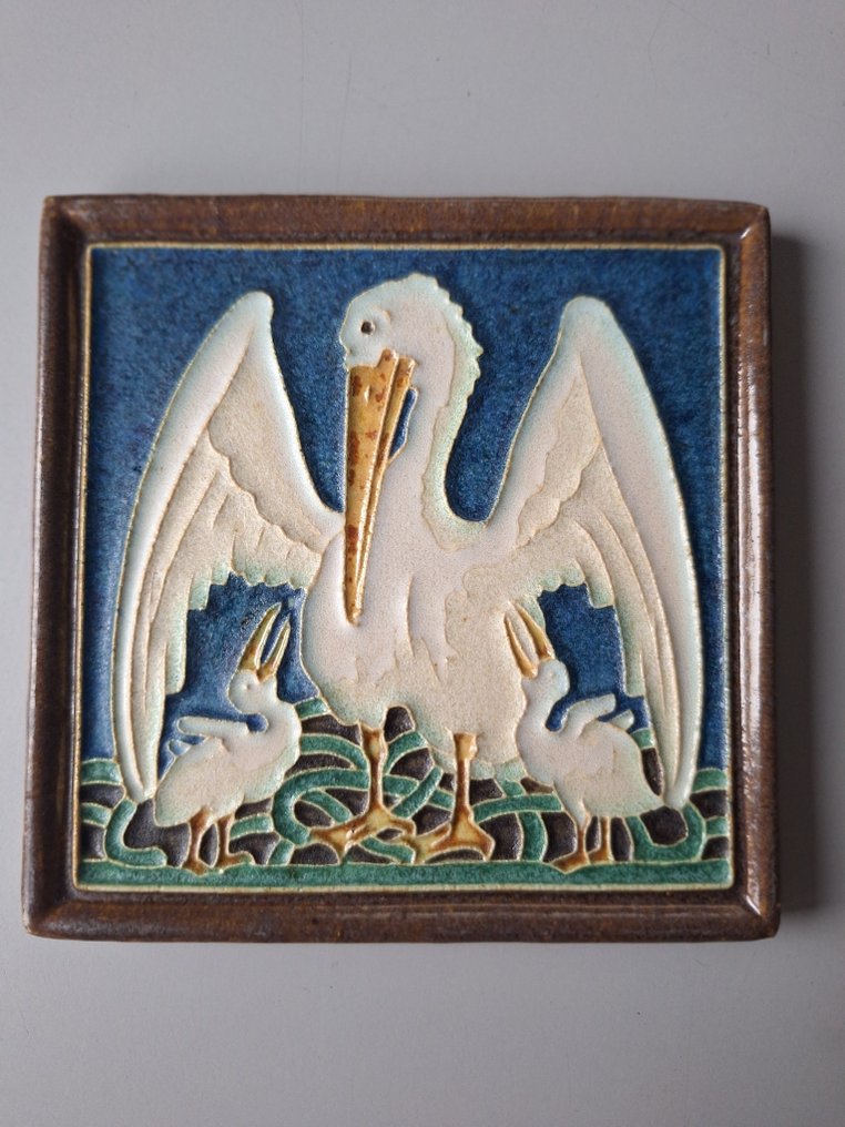  Piastrella - Piastrella cloisonne con un pellicano e i suoi pulcini. - Porceleyne Fles - 1930-1940  #1.0