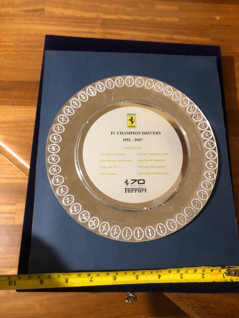 Τάργκα Φεράρι με κουτί με λίστα πρωταθλητών, οδηγών F1. - Ferrari - 2015 #1.0