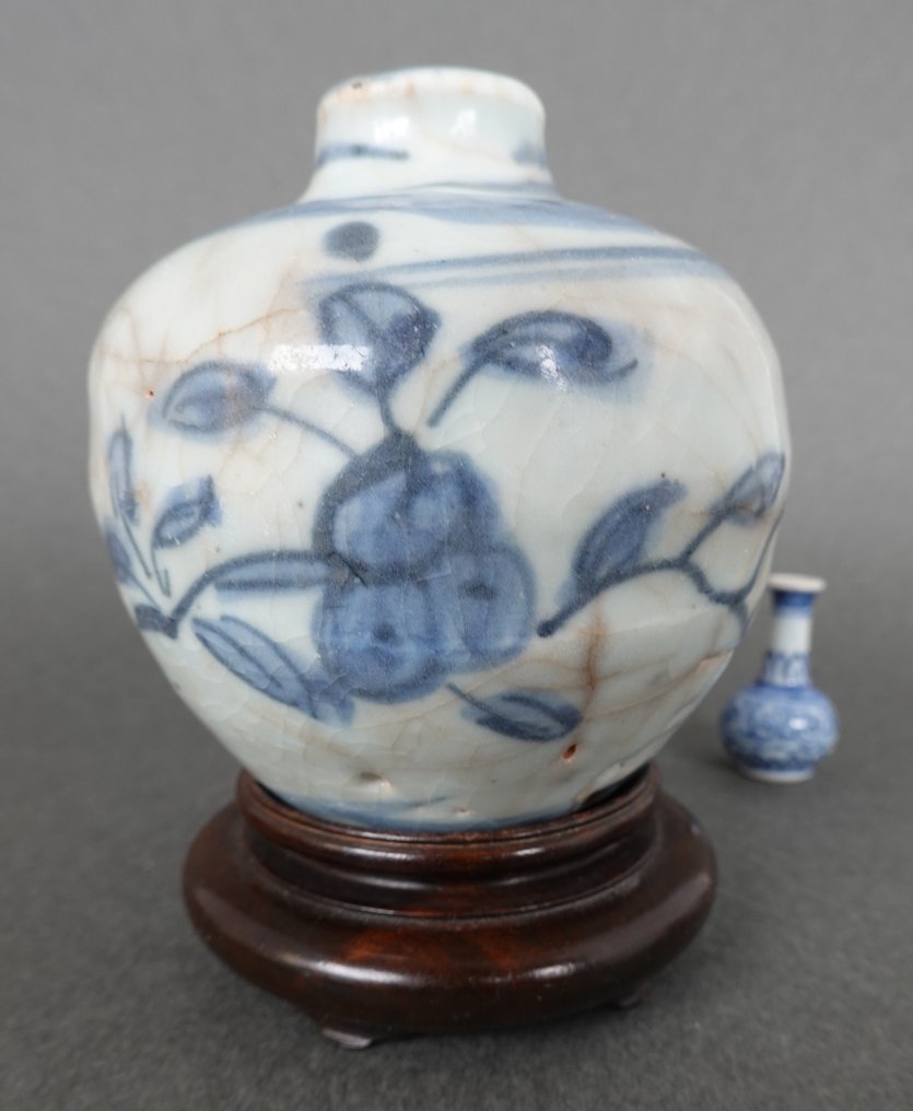 Jiajing (1522-1566) - Jar - Blue and White Ming Dynasty Spherical Vase - Porcelain - Peach and Leaf Patterns #1.0