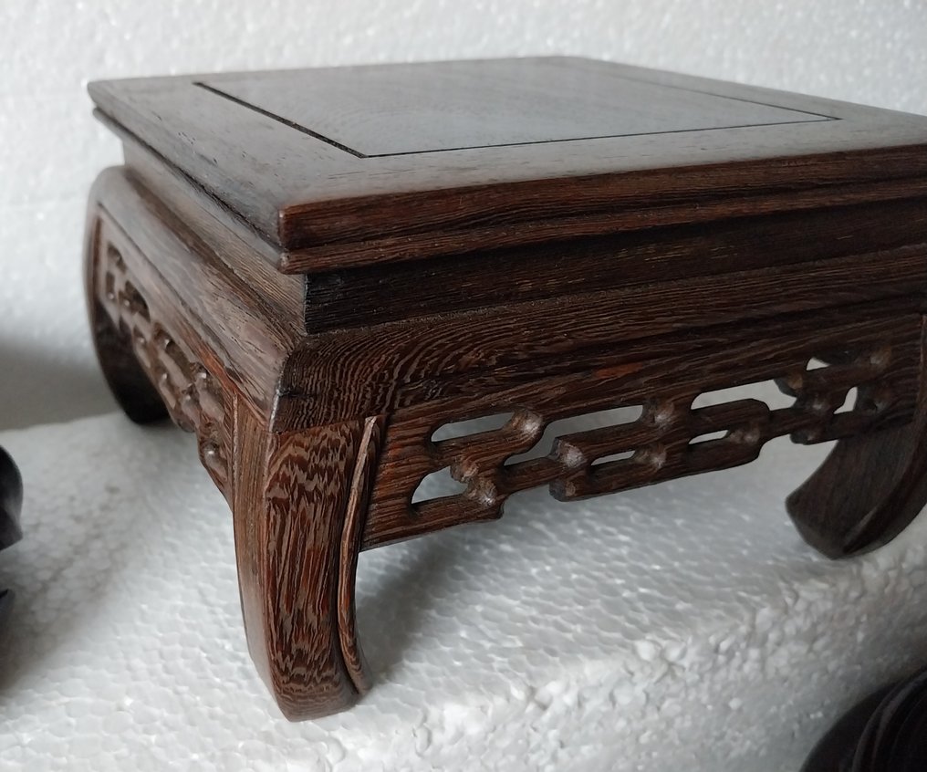 Ställ - Trä, 7 hårdträdisplayer, stativ, små bord - Kina (Utan reservationspris) #2.1